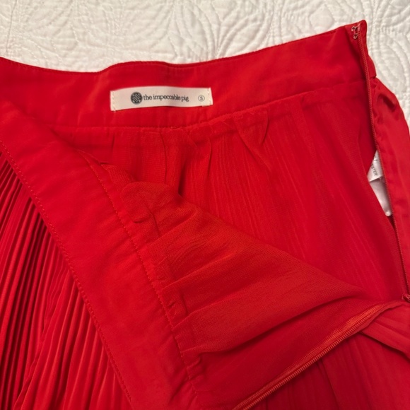 Impeccable Pig Pleated Red Shorts Small - Picture 3 of 7